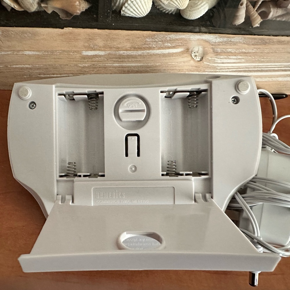 🪷Homedics Silver and White Portable Radio with Sleek Design - Picture 6 of 7